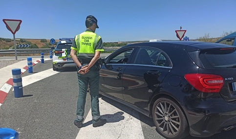 Muere atropellado mientras andaba por la autovía A-44 en Jaén.