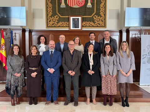 Fernández destaca las medidas económicas y sociales del Gobierno que impulsa el crecimiento económico y protege el empleo jiennense.