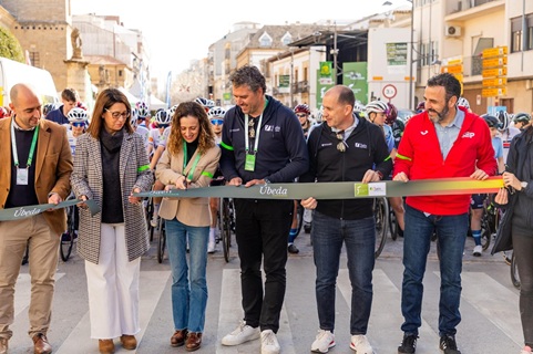 Las promesas del ciclismo femenino experimentan la dureza de los caminos de olivos en la provincia de Jaén.