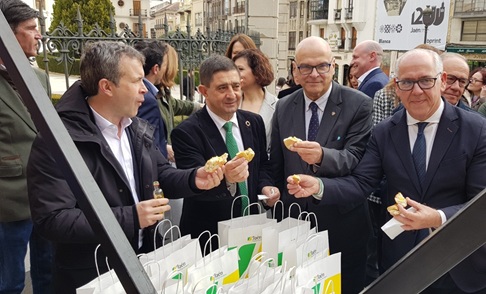 La Diputación de Jaén se suma a la celebración del Día de Andalucía con el izado de la bandera en el Palacio Provincial.