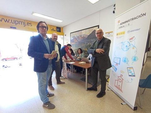 ‘La Administración Cerca de Ti’ llega a la Universidad Popular de Jaén para informar sobre la administración electrónica a los usuarios.