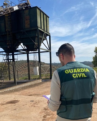 La Guardia Civil investiga a tres personas por delitos de falsificación de documento público y apropiación indebida de aceituna.