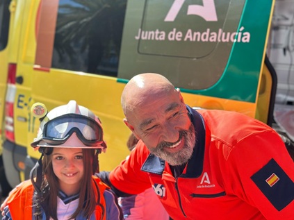 Profesionales del 061 enseñan a salvar vidas a jóvenes bailenenses.