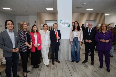 Loles López inaugura una nueva residencia para personas mayores en Jaén.