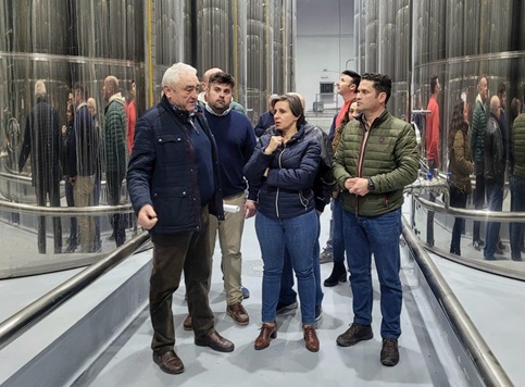 Soledad Aranda celebra la producción de aceite en la provincia, que supera ya el aforo previsto.