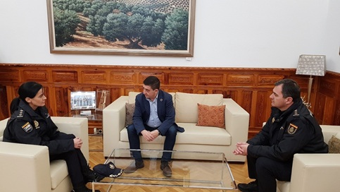 El presidente de la Diputación recibe a la nueva comisaria provincial del Cuerpo Nacional de Policía en Jaén.