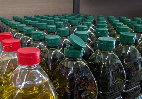 El litro de aceite de oliva virgen extra ha bajado en el último año más de 4 euros en origen y menos de 3 en los supermercados.