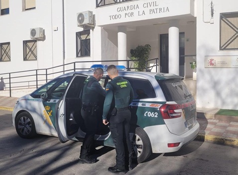 La Guardia Civil detiene a una persona como presunto autor de un delito contra la salud pública.