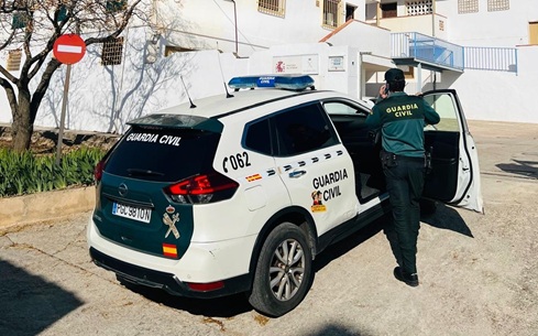 La Guardia Civil auxilia a dos personas atrapadas en la nieve.