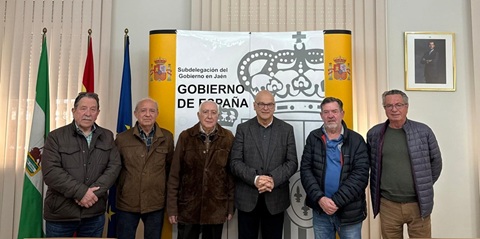 Fernández mantiene un encuentro con la plataforma Jubilados por Jaén y pone en valor la revalorización de las pensiones por el Gobierno.