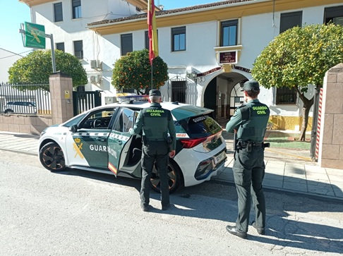 La Guardia Civil ha detenido a una persona por delitos de tráfico de drogas y robos en viviendas.