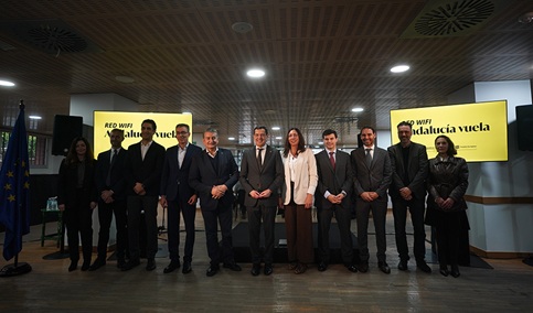 Juanma Moreno señala que la Red Wifi Andalucía Vuela supone toda una revolución: «El objetivo es lograr el 100% de la digitalización en 2030».