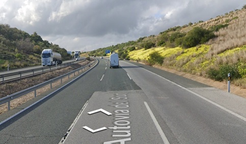 Muere un camionero tras el vuelco de su tráiler en Carmona.