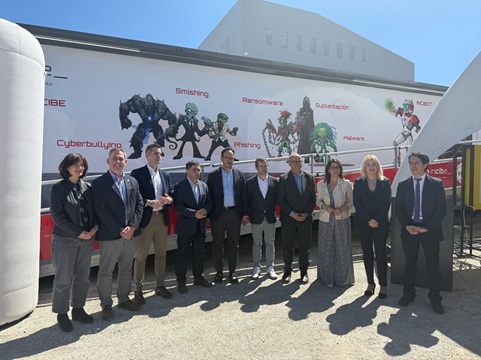 El secretario de Estado de Telecomunicaciones e Infraestructuras Digitales visita en Jaén el Roadshow de #ExperienciaINCIBE.