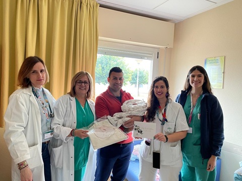 Salud obsequia a las once madres de los nacidos el Día de Andalucía en los hospitales de Jaén.