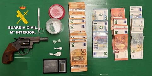 La Guardia Civil desarticula un punto de venta de droga en Santisteban del Puerto con dos detenidos.