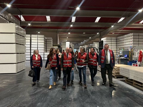 Jesús Estrella señala el compromiso de la Junta con la creación de empleo a través del sector empresarial.