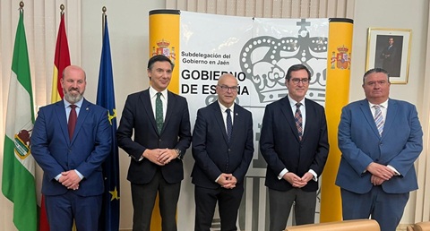 Fernández valora ante Antonio Garamendi la atracción del CETEDEX como potencial para la instalación de nuevas empresas de Jaén.