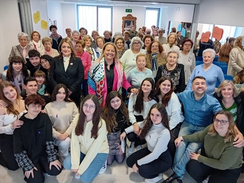 Jóvenes y mayores abordan los avances en materia de igualdad en un encuentro intergeneracional en Jaén.
