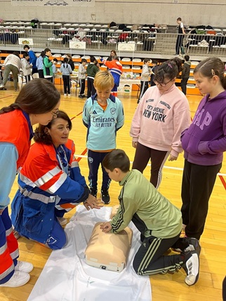 Profesionales de los centros de salud de Linares enseñan RCP a escolares del municipio.