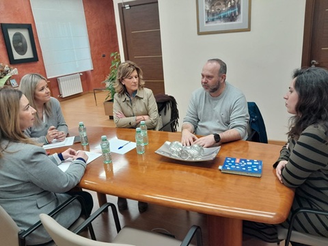 Elena González mantiene un encuentro con Cruz Roja para avanzar en diversas líneas de atención a la población inmigrante.