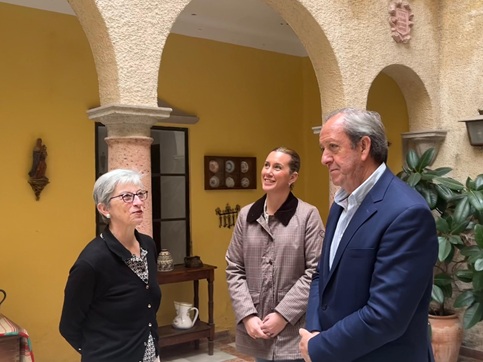 El alcalde de Andújar firma un convenio con la Casa Sáenz de Tejada para su preservación.