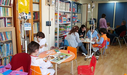 La Junta ha destinado 16 millones de euros a reforzar las aulas hospitalarias desde 2019.