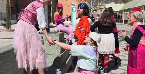 La Universidad de Jaén conmemora el Día Mundial del Teatro con pasacalles y la lectura del manifiesto a cargo de sus grupos.
