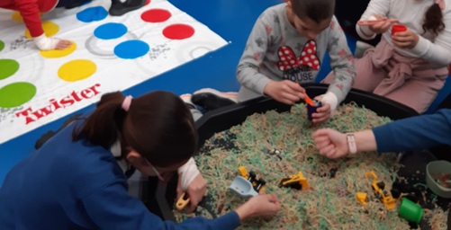 La Universidad de Jaén participó con talleres y charlas en la séptima edición de la Feria de las Ciencias de Andújar.