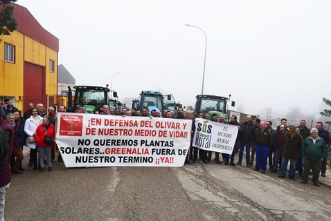 Los tractores salen a la calle en Lopera en contra de los proyectos de Megaplantas Solares.