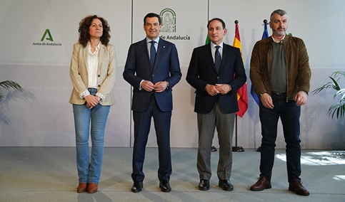 Juanma Moreno anuncia con UGT, CCOO y CEA un paquete de medidas para paliar los efectos de los aranceles en Andalucía.