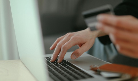 Consumo recuerda que existe un plazo de 13 meses para notificar a los bancos los pagos no autorizados.