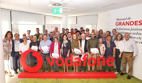 Empleo colabora con Vodafone para impulsar la formación 5G en Andalucía con 3.700 plazas gratuitas.
