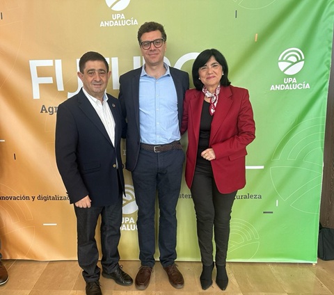 Reyes felicita al jiennense Jesús Cózar por su elección como secretario general de UPA Andalucía.