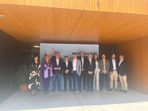 Reyes subraya la labor y profesionalidad de los trabajadores de ayuda a domicilio y centros asistenciales.