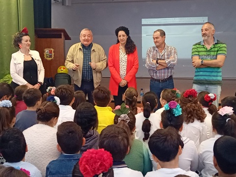 La delegada territorial de Empleo, Ana Mata, participa en el colegio de Educación Primaria “San Julián”, de Marmolejo, en la jornada “Conociendo el sector agrario andaluz y sus cooperativas”.
