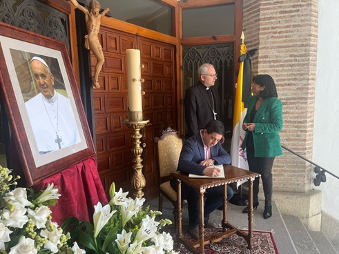La Diputación muestra sus condolencias por el fallecimiento del Papa Francisco.