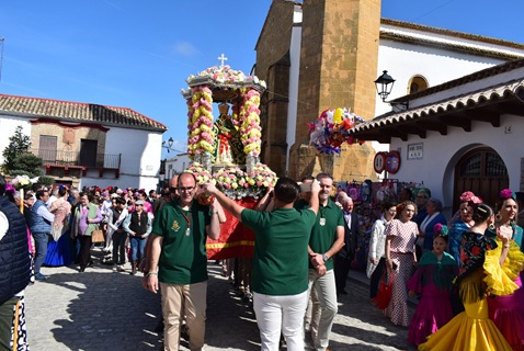 La imagen de la Virgen de la Cabeza salió en procesión por las principales calles de Lopera.