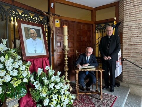 Jesús Estrella visita la sede del Obispado de Jaén para rubricar el libro de condolencias por el fallecimiento del Papa Francisco.