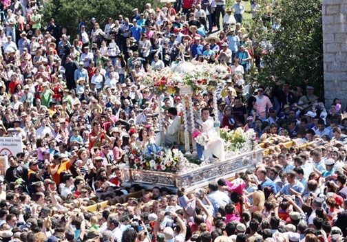 La Morenita reúne en el Cerro a un elevado número de peregrinos en una de las Romerías más antiguas de España.