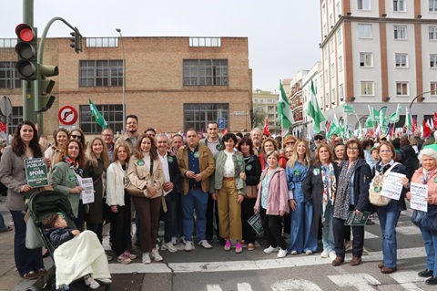 Histórica movilización contra Juanma Moreno en defensa de la sanidad pública: “Es urgente un cambio de Gobierno en Andalucía”.