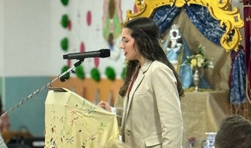 Lucía Ruano emociona en el XXVIII Pregón Juvenil celebrado en el Colegio Virgen de la Cabeza de Andújar.