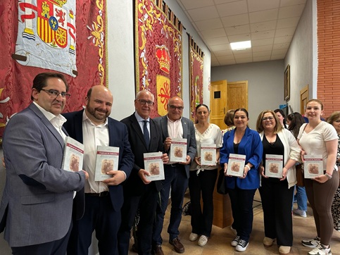 Jesús Estrella asiste a la presentación del libro «Familias de Jamilena», de José Carlos Gutiérrez.