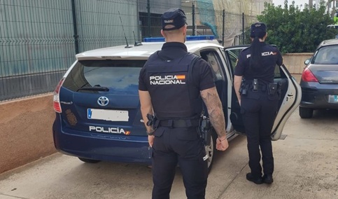 La Policía Nacional desarticula una organización criminal dedicada a la explotación sexual de mujeres y a la extorsión de clientes.