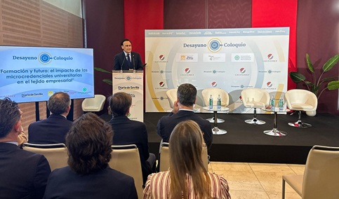 La Ley de Universidades andaluza aboga por la formación continua para el enriquecimiento profesional .