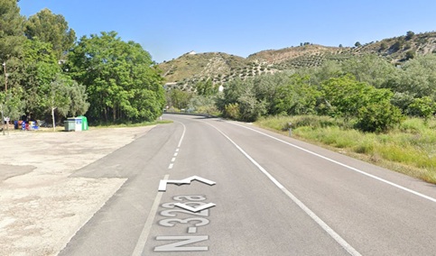 Tres menores y dos adultos heridos al chocar su vehículo contra un jabalí en Pegalajar.