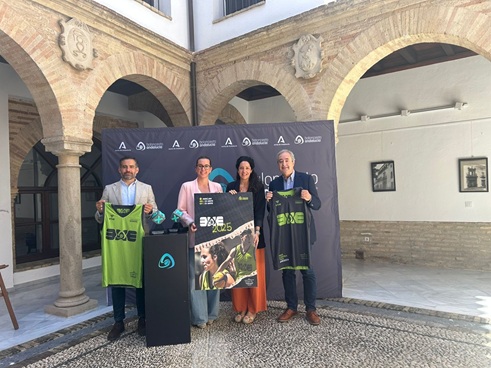 La delegada territorial de Empleo, Ana Mata, participa en Andújar en la presentación del torneo de baloncesto 3×3 andaluz masculino y femenino.