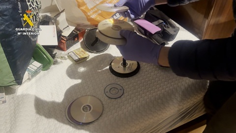 Un detenido por delito de corrupción de menores relacionado con pornografía infantil.