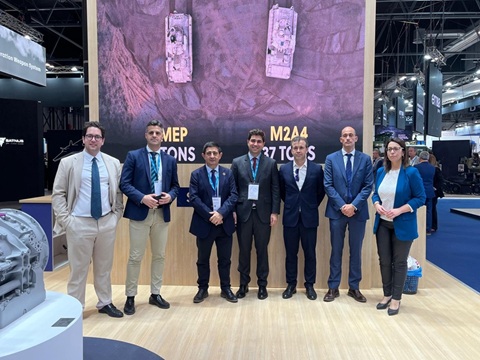 El presidente de la Diputación visita el estand de SAPA Placencia en la Feria Internacional de Defensa y Seguridad de España.