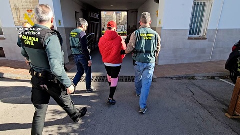 Detenido por difundir vídeos de agresiones entre menores a través de una aplicación de mensajería instantánea.